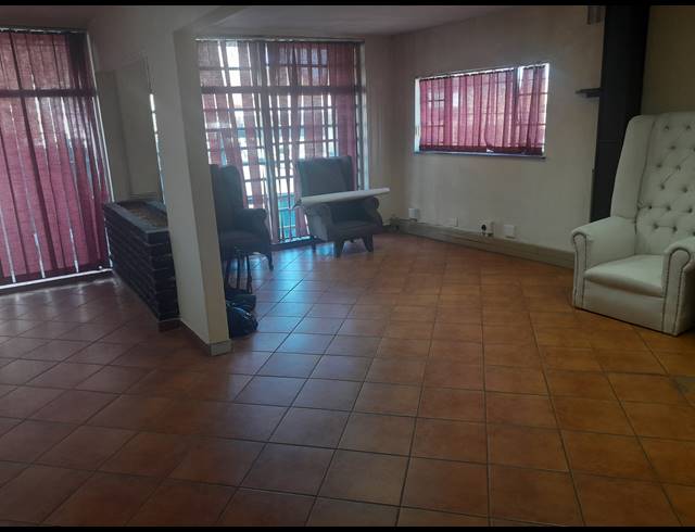 386M² SHOWROOM TO LET IN ALBERTON NORTH